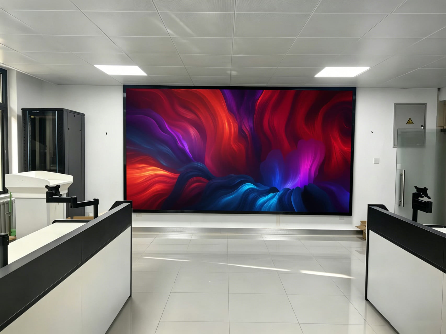 pantalla LED d'alta resolució UHD de 68 m² amb pas fin P1.25 per a un centre de comandament de recerca d'avantguarda