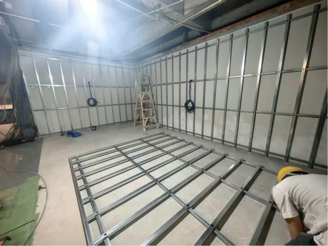 Building heavy-duty base for a 7.36x3.84m interactive immersive LED floor in a museum