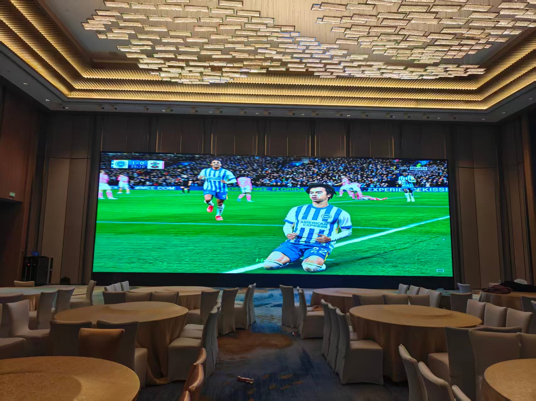 Integració de sala de banquets d'hotel d'alta gamma: la paret LED d'alta resolució de 15 metres de Colorartled