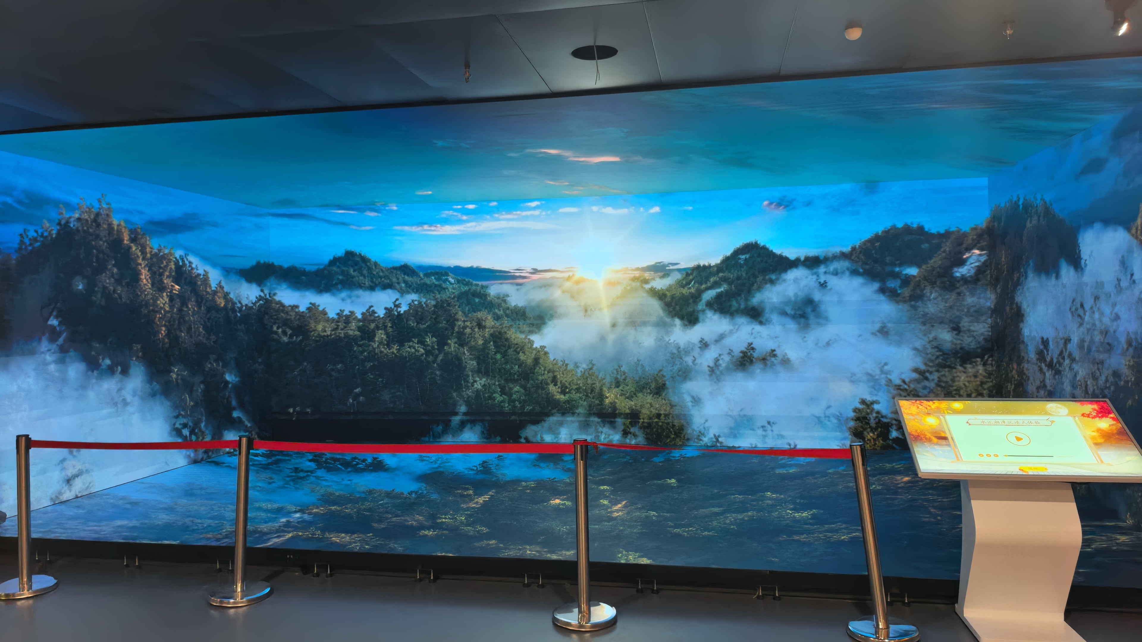 sala LED immersiva de 5 cares de 95 m² per a exposicions museístiques | Pantalla CAVE P1.86