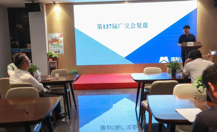 ကမ္ဘာ့ပြည်သူ့ပြခန်းသည် မကြာခင်ကုန်ဆုံးလာမည်ဖြစ်ပြီး ကုမ္ပဏီ၏ ပြခန်းအဖွဲ့သည် သုံးသပ်အစည်းအဝေးကို ကျင်းပခဲ့သည်