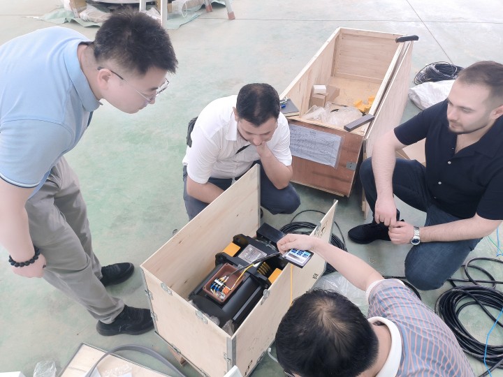 Mauritius customers come to the factory to accept the finished Circule elevator