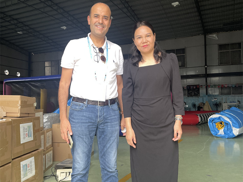Beau homme Dirk d'Allemagne visite notre usine pour acheter des jeux de parc aquatique gonflables