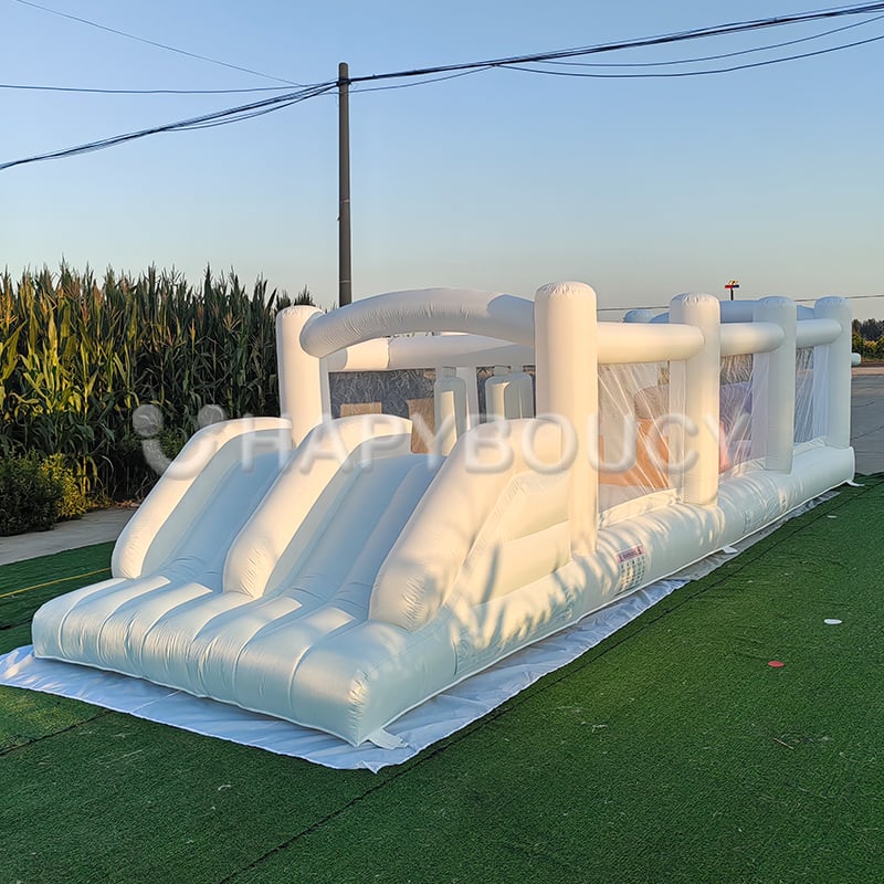 مسار العقبات القابل للنفخ Soft Play Oxford - منزل قفز أبيض قابل للنفخ مع لعبة موانع