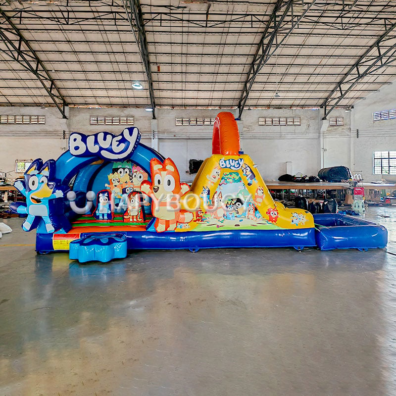 Castel umflabil de la fabrică Bluey, combinație cu salturi și tobogan, închiriere pentru petrecere Bingo, castel umflabil Bluey, casă de sărit cu apă inclusă