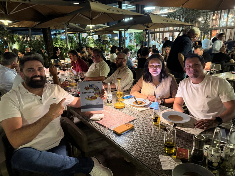 3) Rencontre avec des clients brésiliens au restaurant italien OGGI à Guangzhou pour en savoir plus sur les jeux de bulle habitable gonflable.