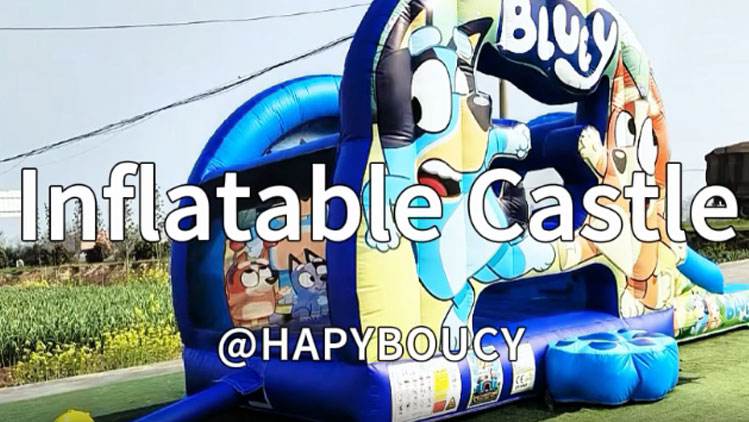 Parco gonfiabile per saltare con tema Bluey
