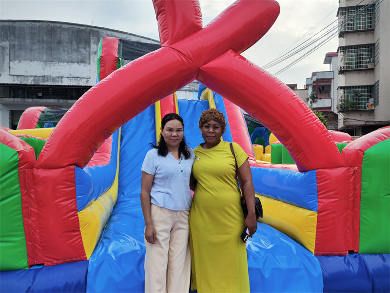 Très heureux de rencontrer Bacelo du Congo dans notre usine de Guangzhou pour commander un château gonflable et payer en espèces