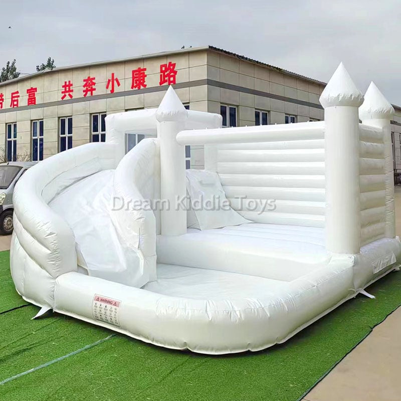 Largdhe e bardh 4.5x4.5m PVC me Largdhe të Paftësore dhe Trampolin me Slide dhe Ball Pit Bouncer Shtëpi