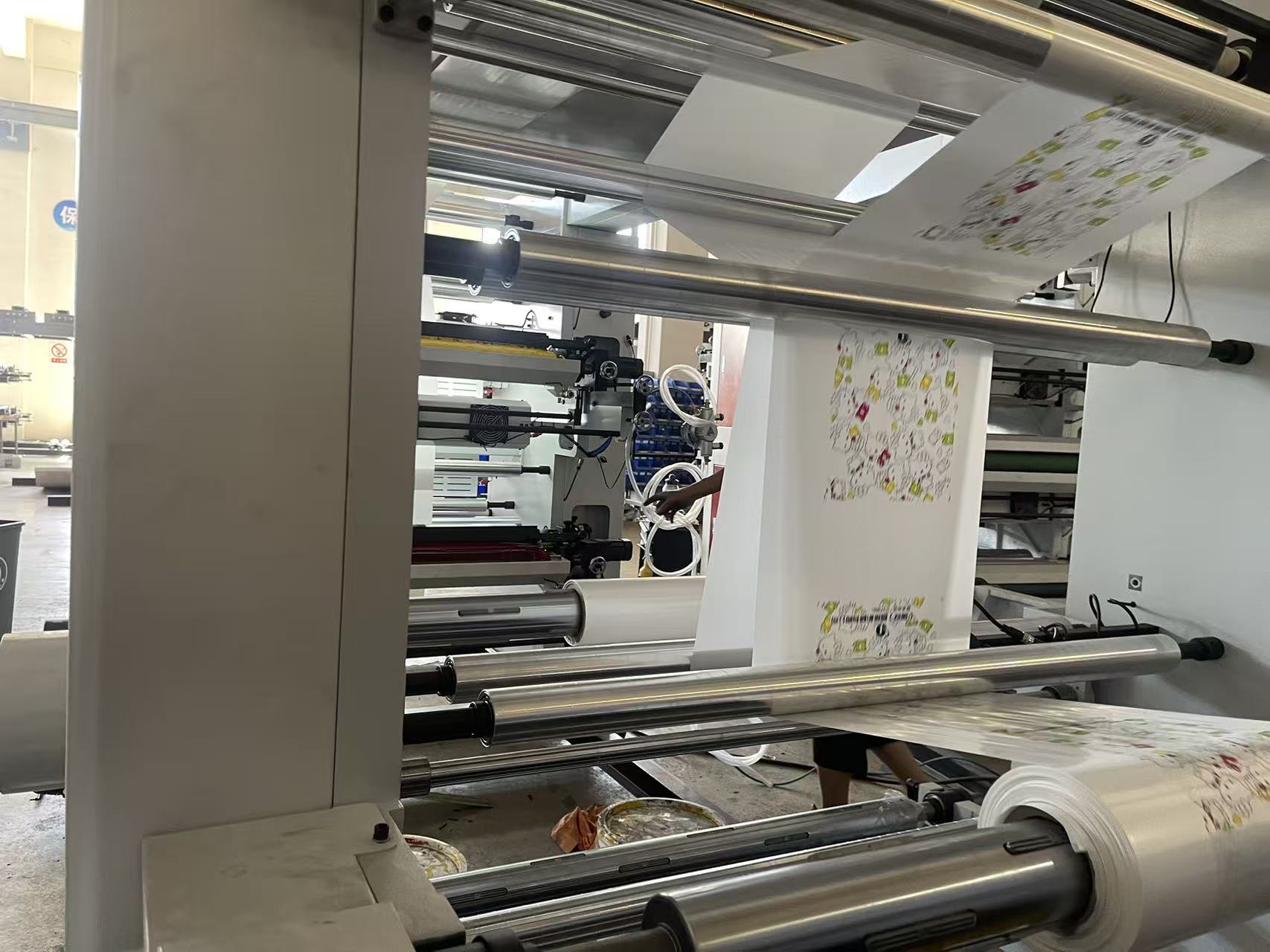 Why is water-based ink flexographic printing machine widely used in food packaging production?