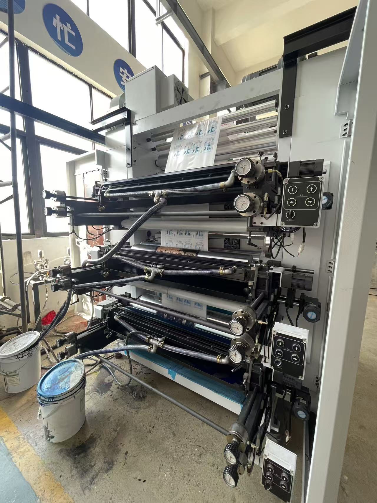 What methods can guarantee accurate color registration on paper printing machines?