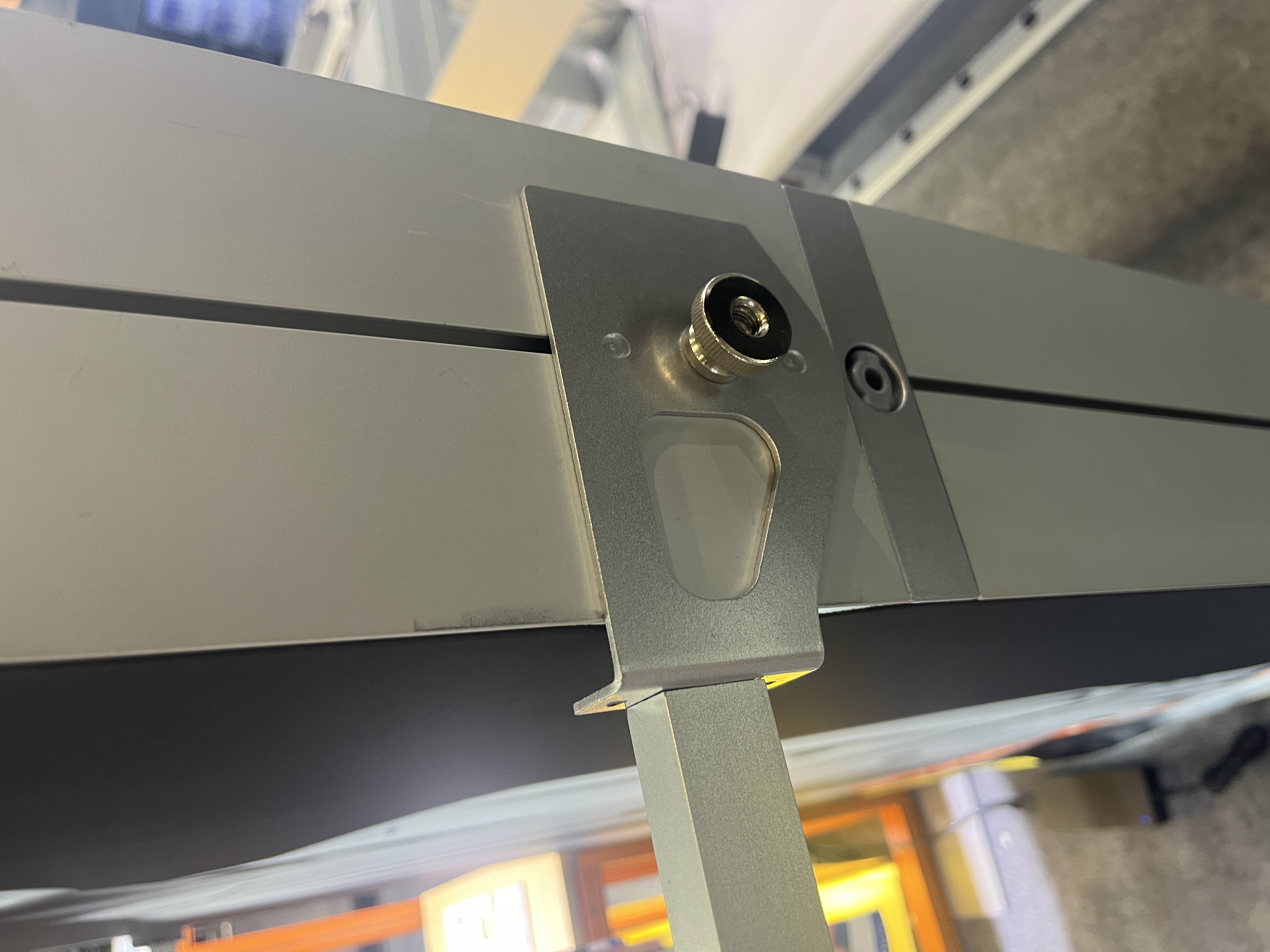 seg light box manual tightening screws shelves structure.png