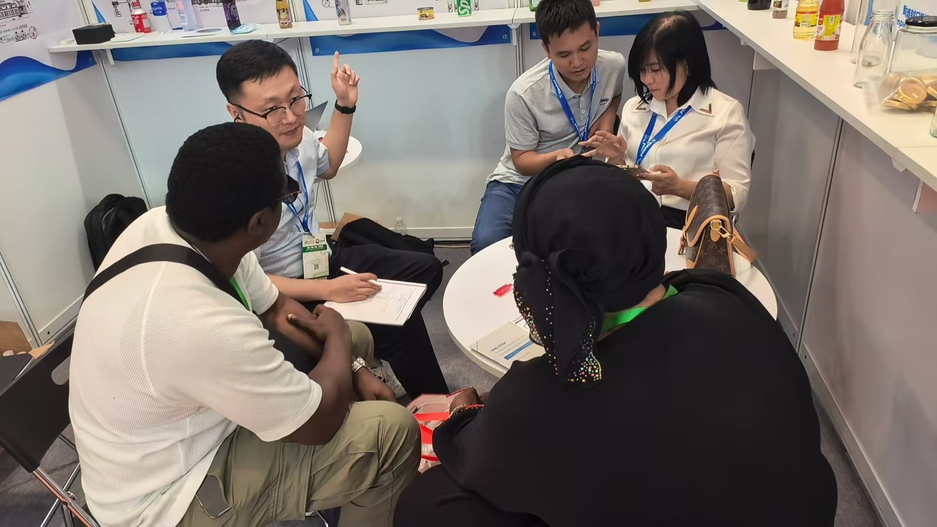 图二Hengyu team discussing beverage production projects with visitors at Vietfood Vietnam 2026.jpg
