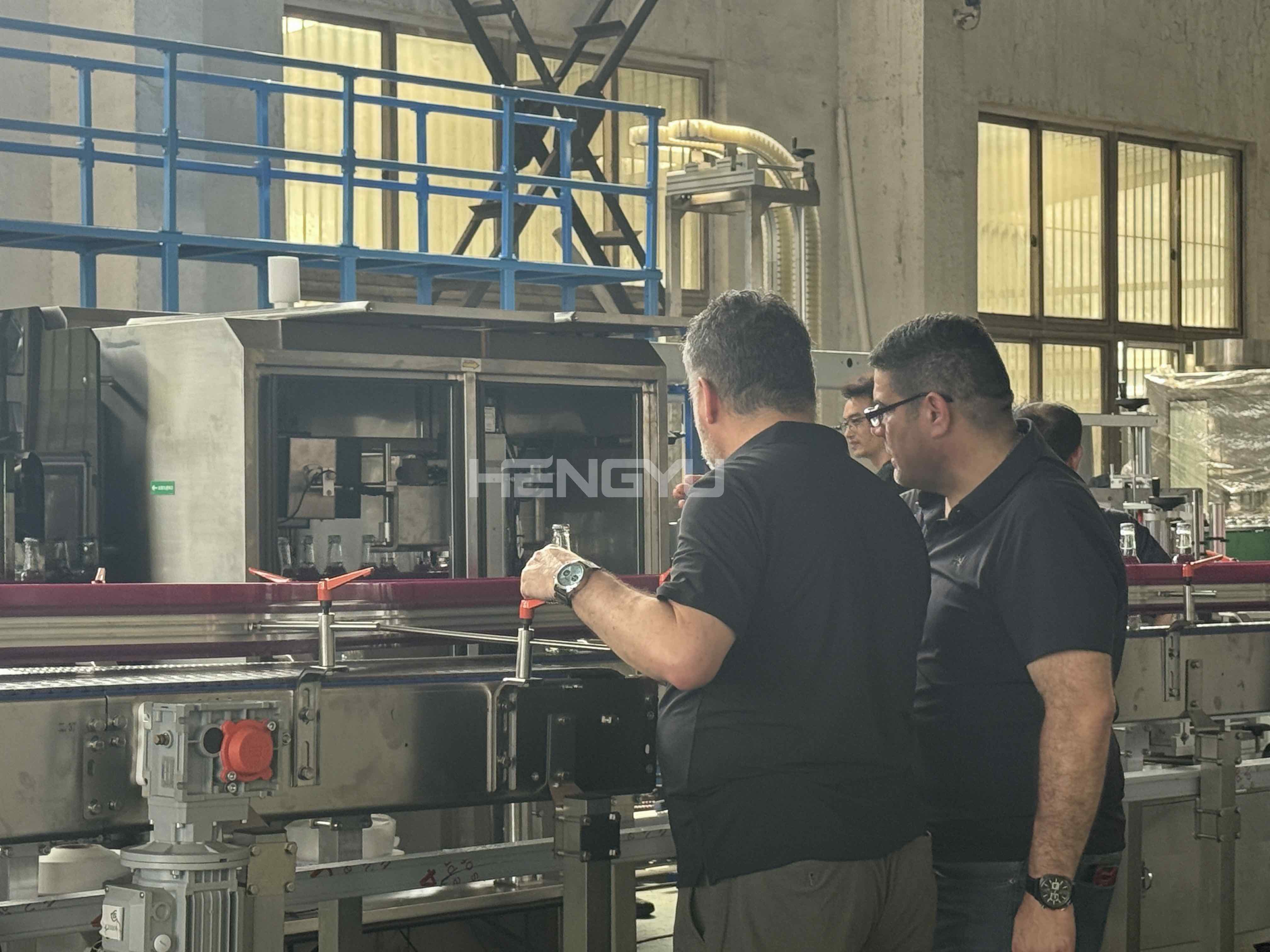 图三Factory inspection during the trial of a carbonated beverage filling line for Chile.jpg
