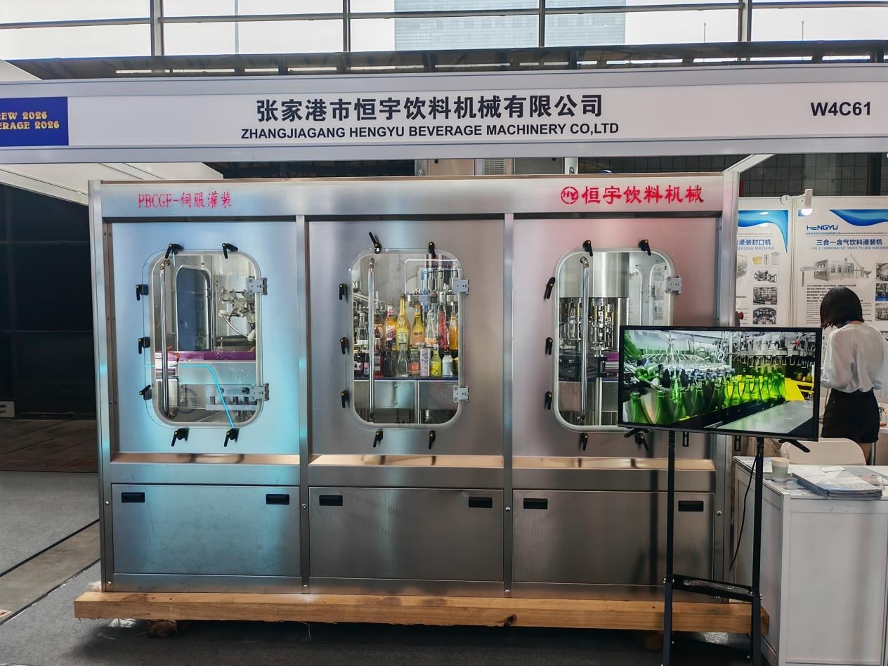图二Hengyu beverage filling equipment displayed with an international visitor at CBB 2026.jpg