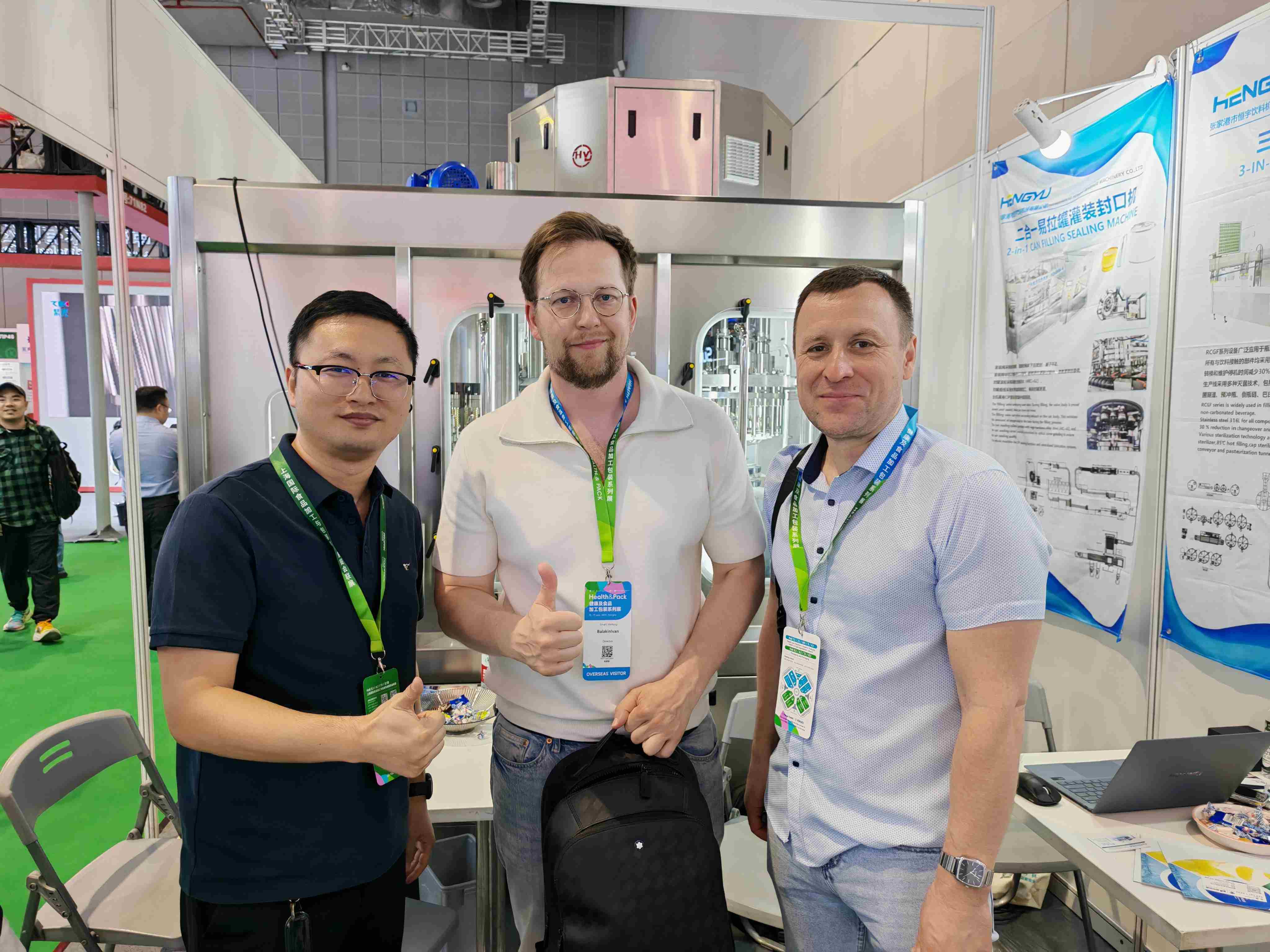 The Hengyu team discussed beverage filling equipment and production requirements with exhibition visitors..jpg