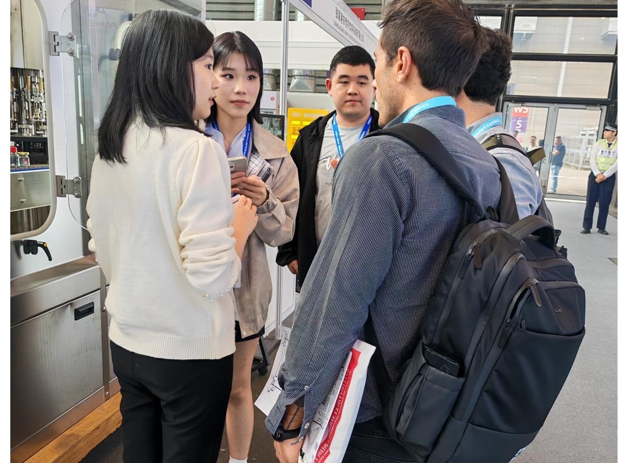 图三Hengyu team discussing beverage production projects with visitors at CBB 2026.jpg