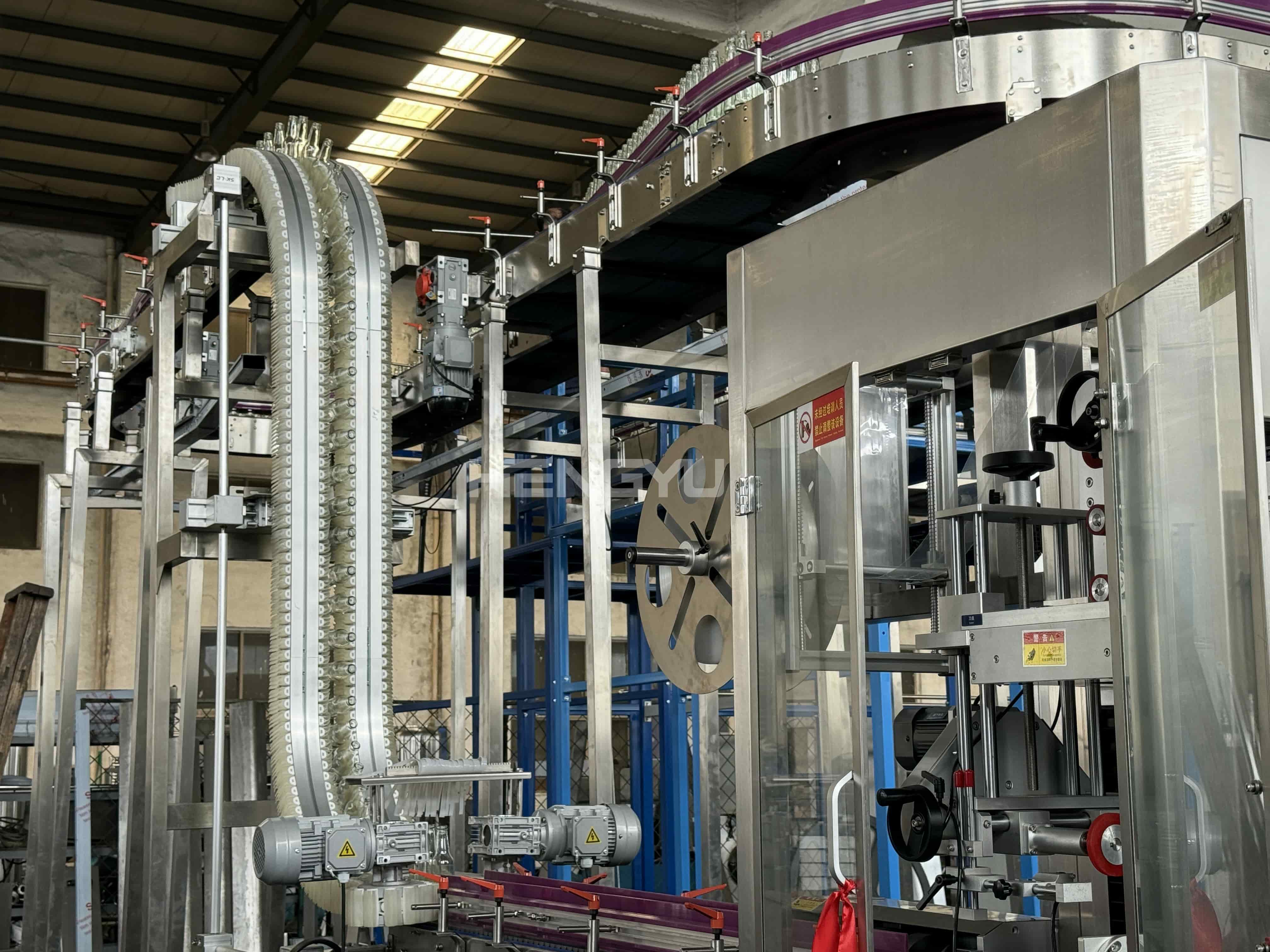 图二Conveyor and downstream equipment during carbonated beverage production line testing.jpg