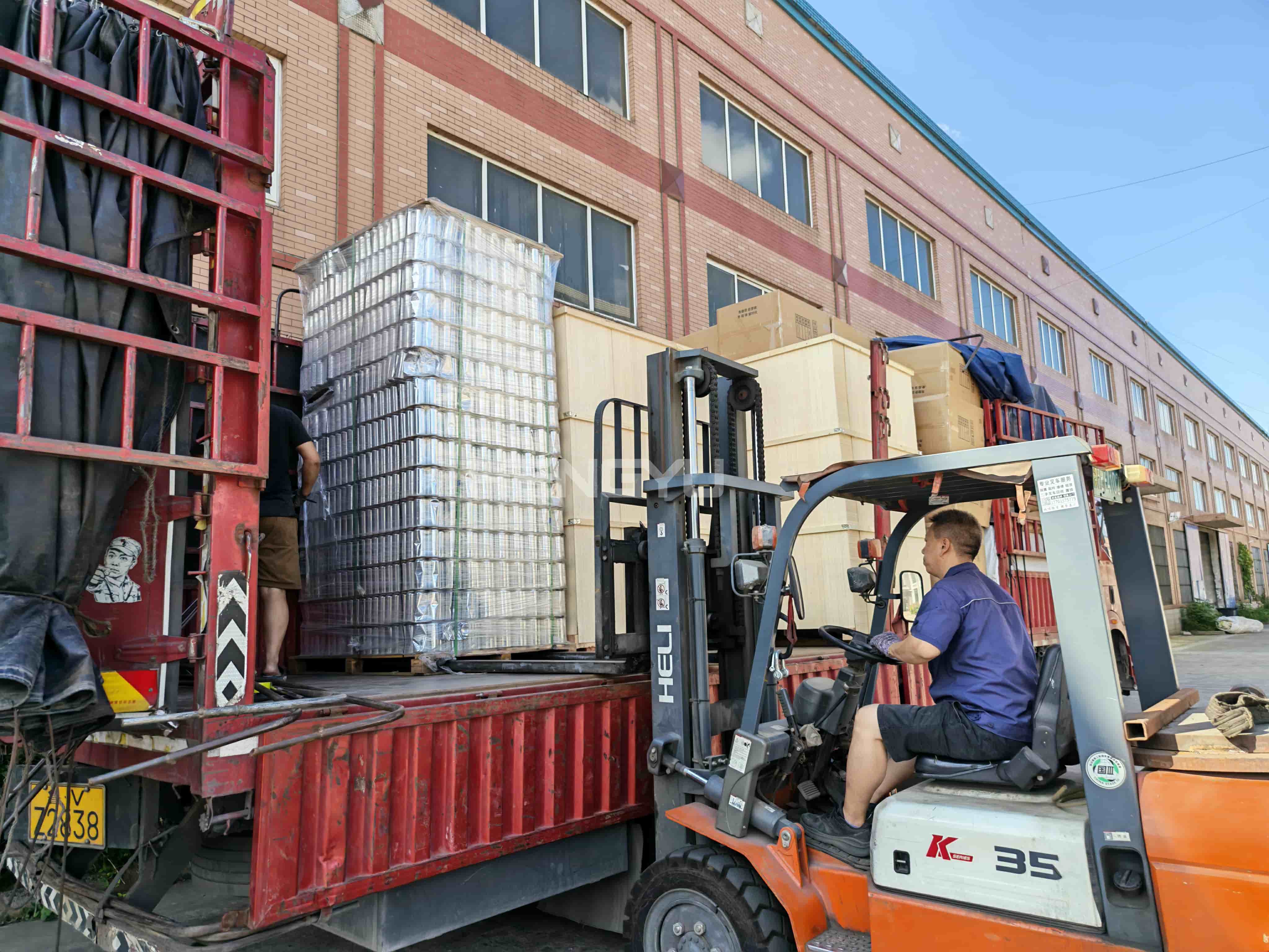 图三Champagne corking ligating and capsuler equipment prepared for shipment.jpg
