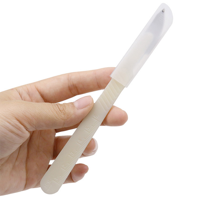 Achieve perfectly smooth dough with the help of a plastic scraper