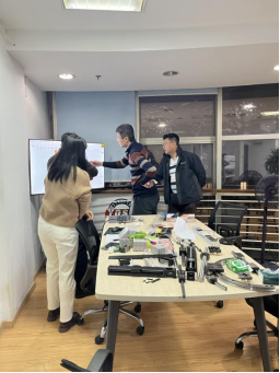 Insinyur Jepang dengan pengalaman dua puluh tahun di industri datang ke Jingpeng untuk memperoleh pemahaman mendalam tentang produk-produk dan menjalankan kerja sama