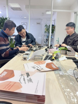 Para insinyur Jepang mengunjungi kantor pusat Jingpeng untuk mempelajari lebih lanjut tentang produk-produknya dan berhasil memasang pesanan