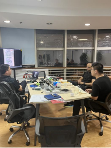 Pelanggan dari Tunisia memuji kemampuan produksi sekrup besar milik Jingpeng Machinery dan membawa sampel custom non-standar untuk mendiskusikan rencana kerja sama