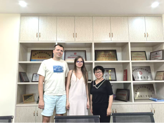 Welcomes Overseas Visitors to Its Printing Workshop