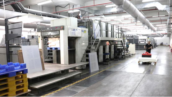 Welcomes Overseas Visitors to Its Printing Workshop