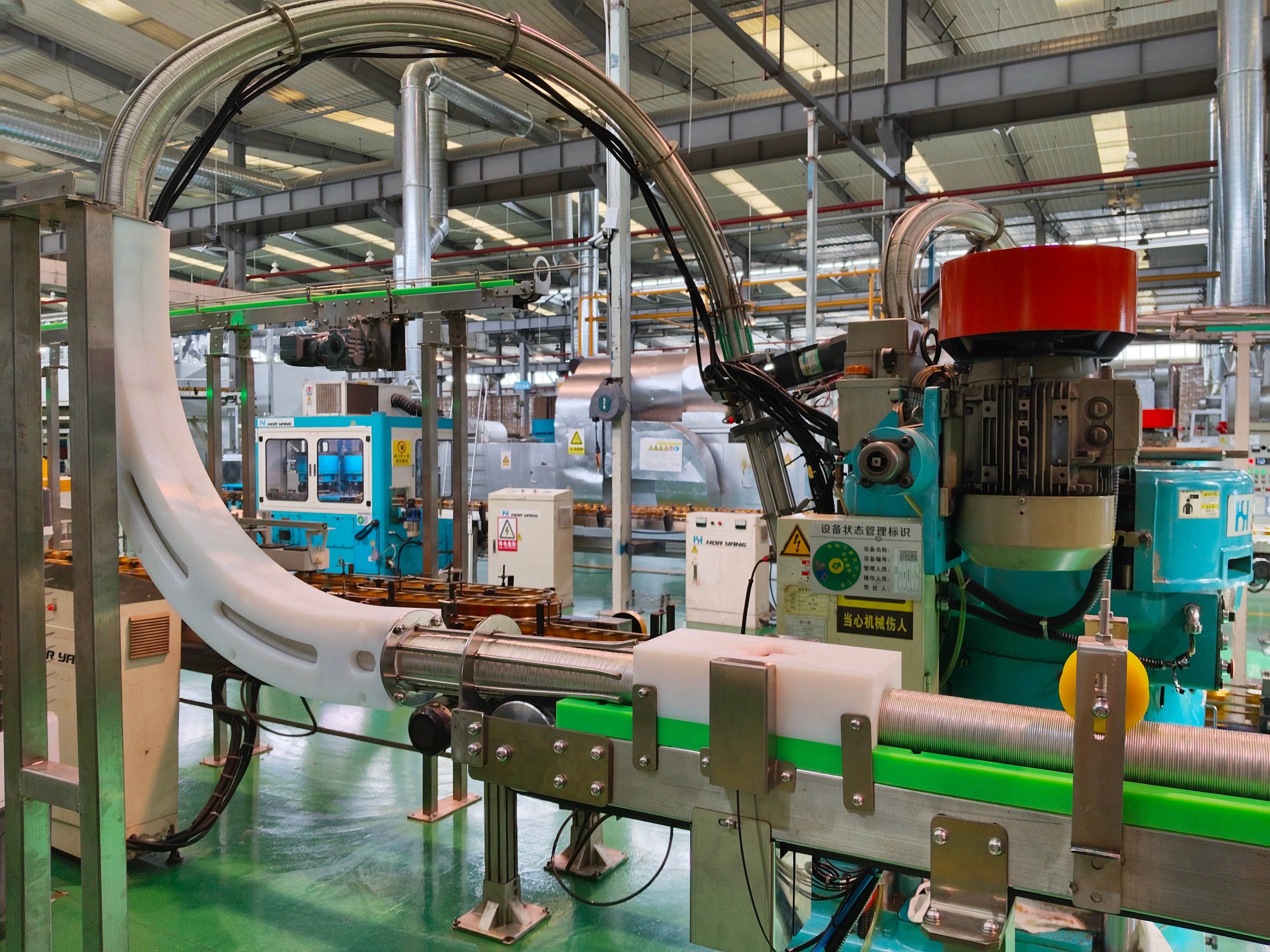 Come scegliere una macchina automatica per l’alimentazione dei coperchi delle lattine: corsie, metodi di caricamento e integrazione nella linea di sigillatura