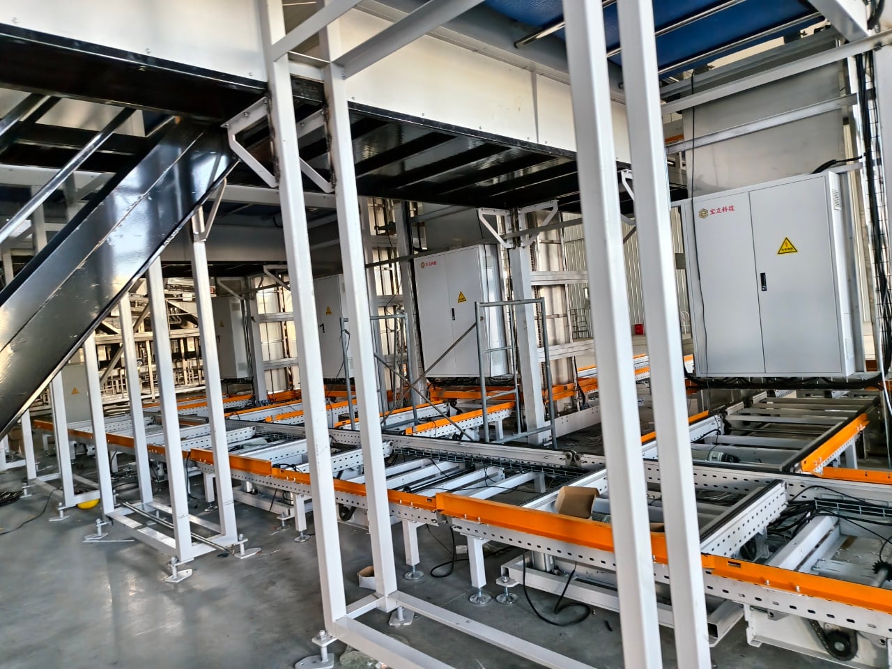 Estudio de caso del despaletizador automático | Cuatro despaletizadores automáticos instalados para la línea de producción de latas de bebida | Hubei Baoli Technology