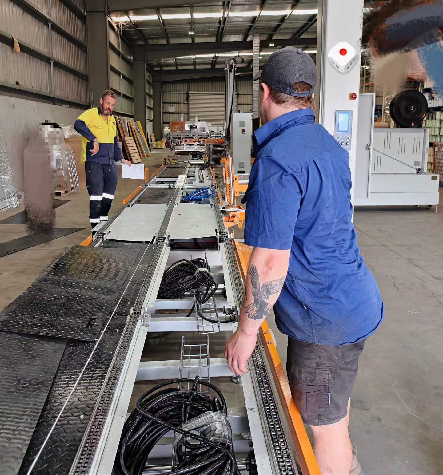 Fabricante australiano de envases de lata para alimentos mejora la eficiencia en la línea final con un sistema rotativo completamente automático de paletización y empaque