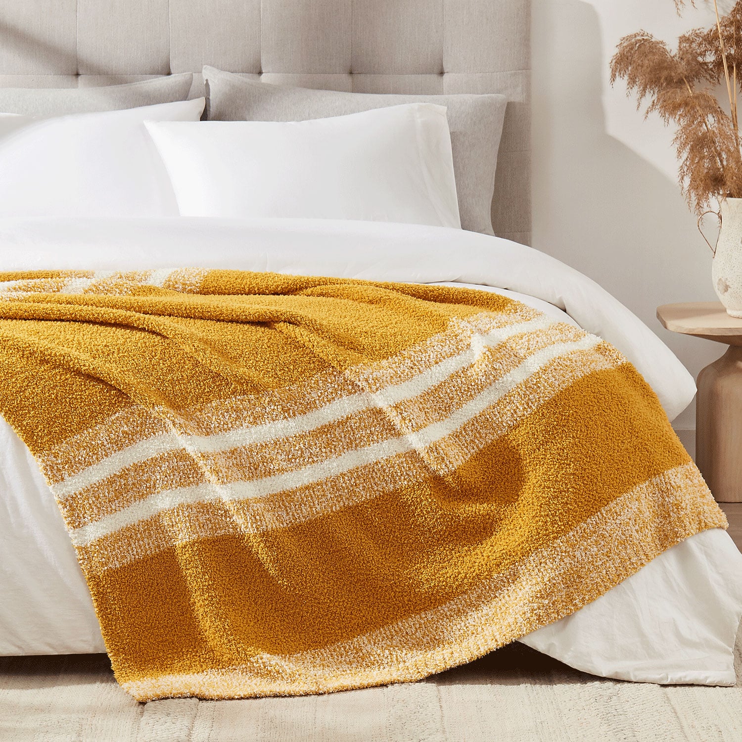 Comparing bamboo and polyester fibers in a wholesale Throw&Blanket