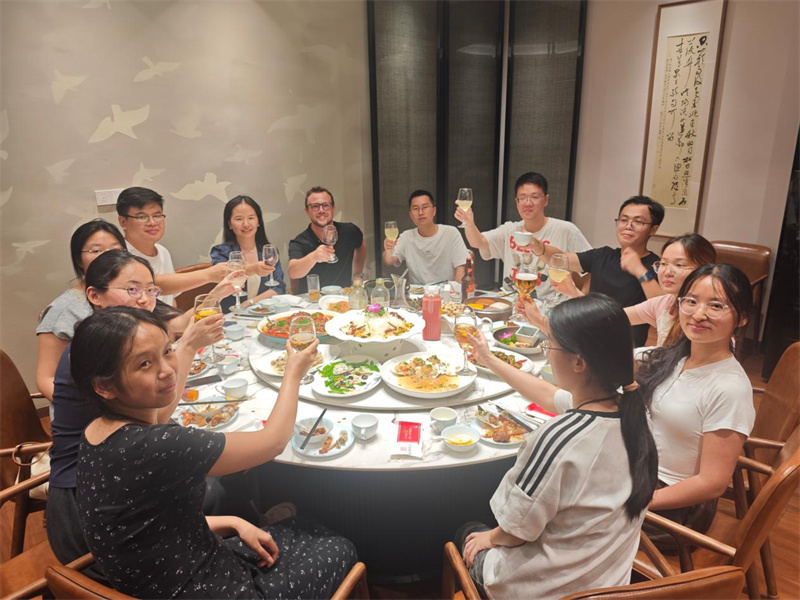 A client, a table, and one evening without an agenda