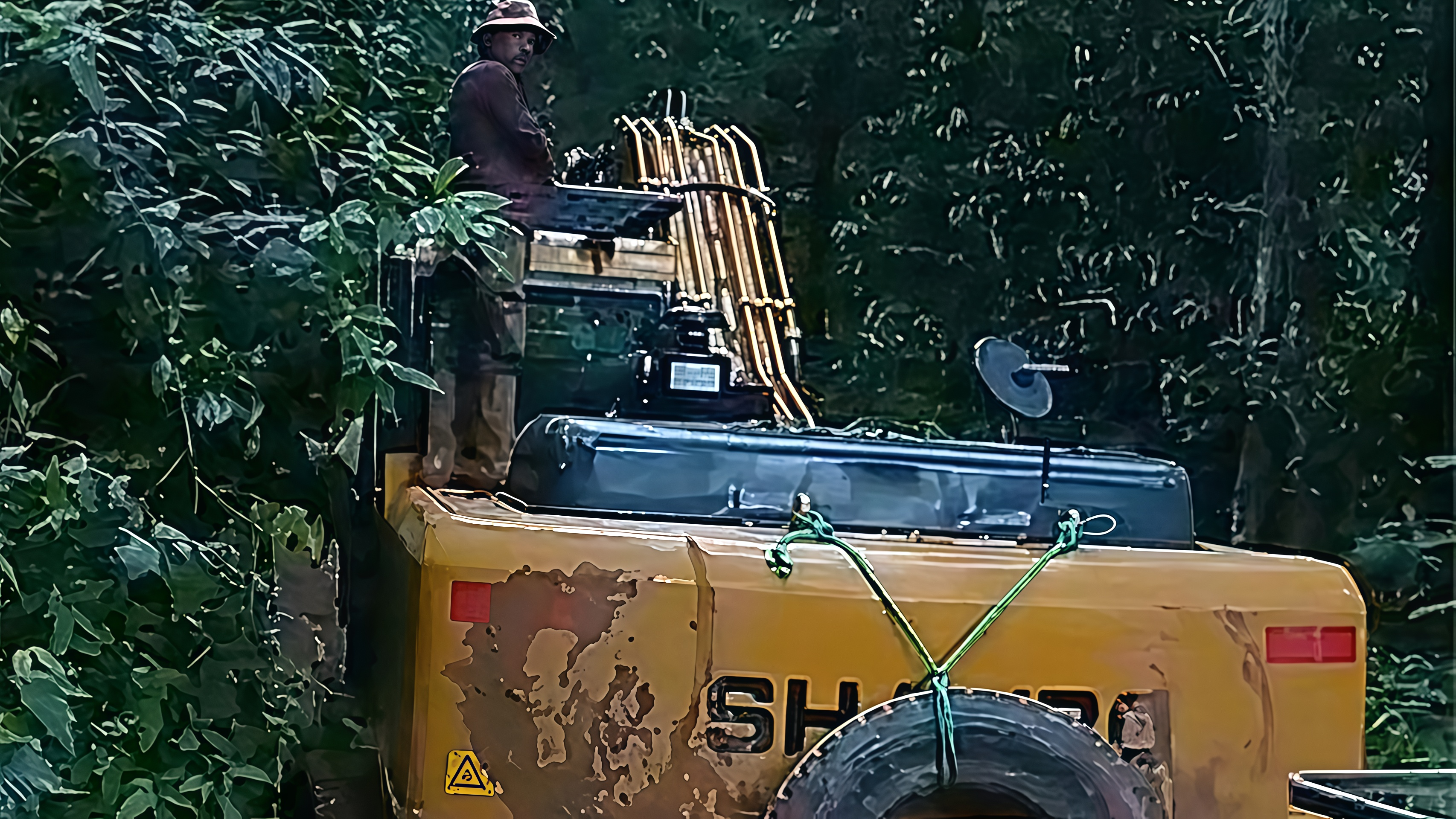 SH240-8 23,2-ton kædepåvognsgravemaskine til jungleadgangsvejsbygning i Caquetá, Colombia