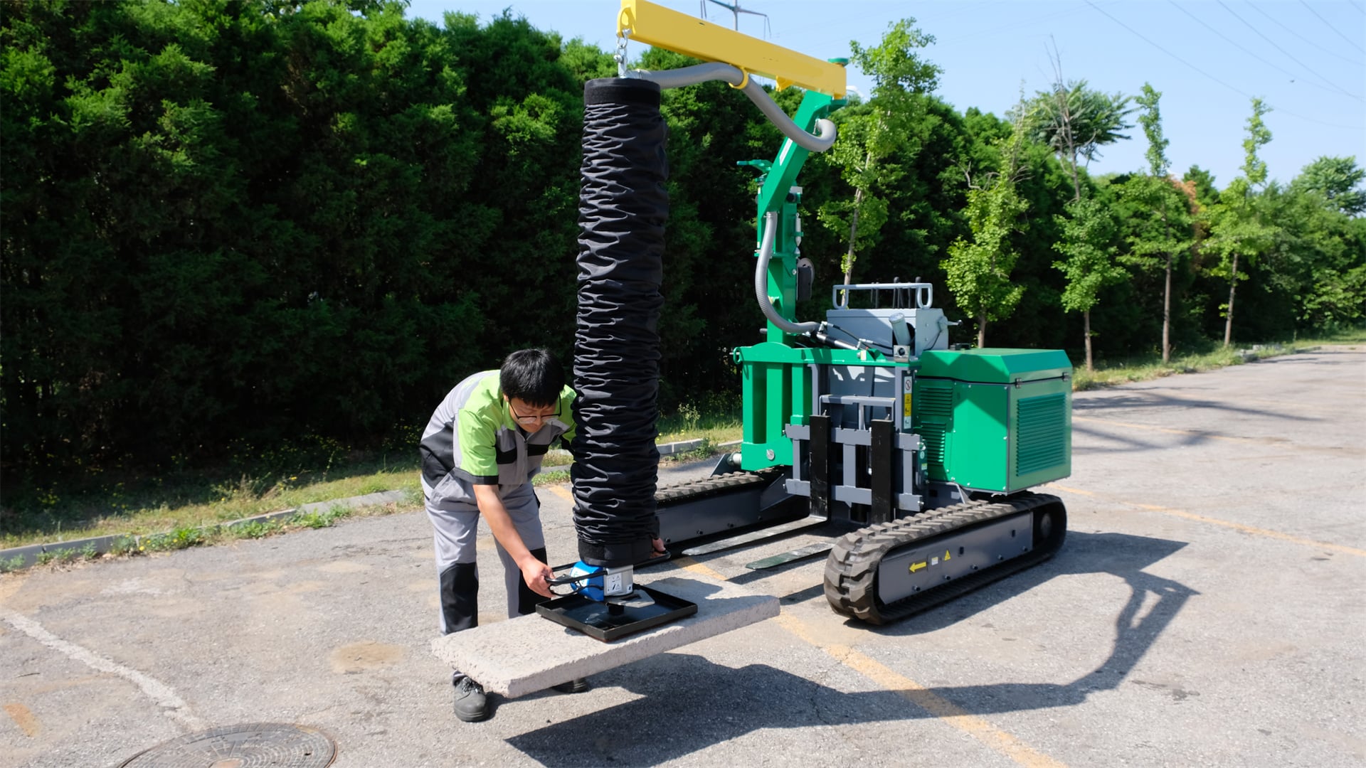 CVP130 Crawler Self-Propelled Vacuum Lifter – Curbstone Construction Site