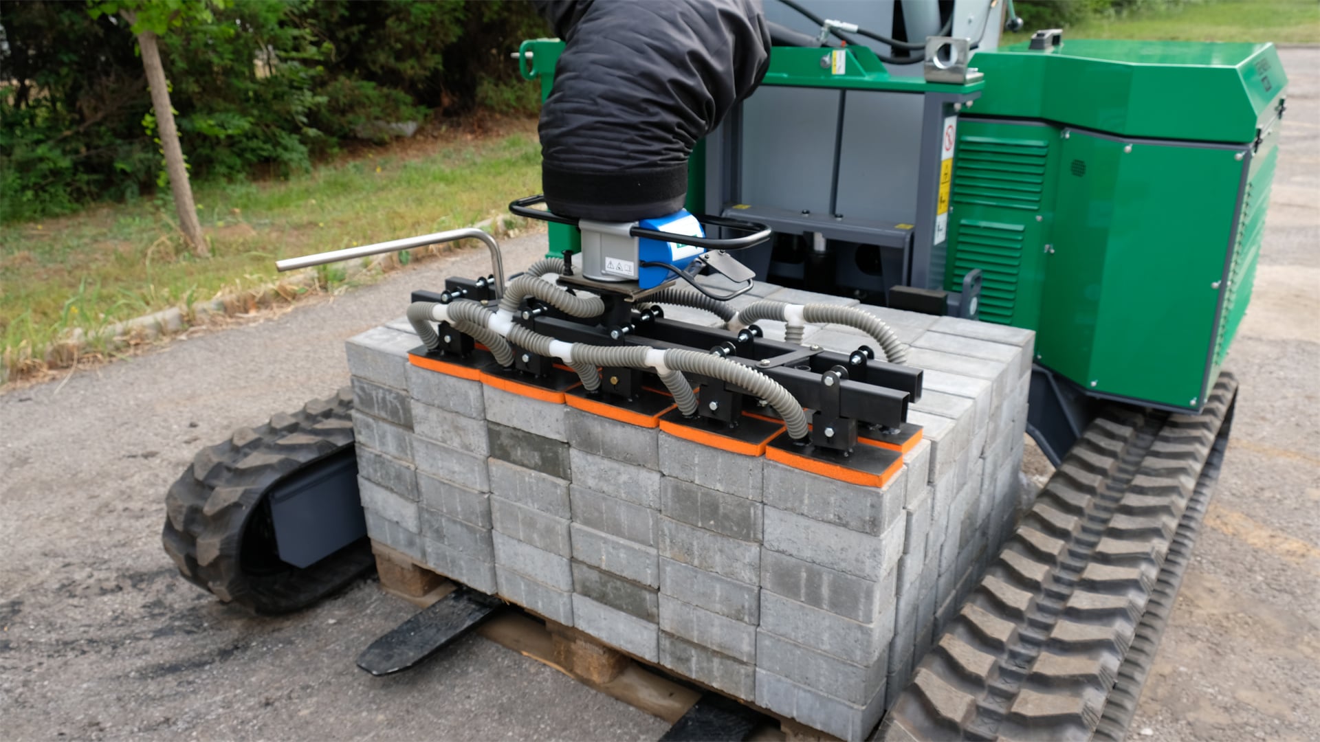 CVP130 Crawler Self-Propelled Vacuum Lifter – Curbstone Construction Site