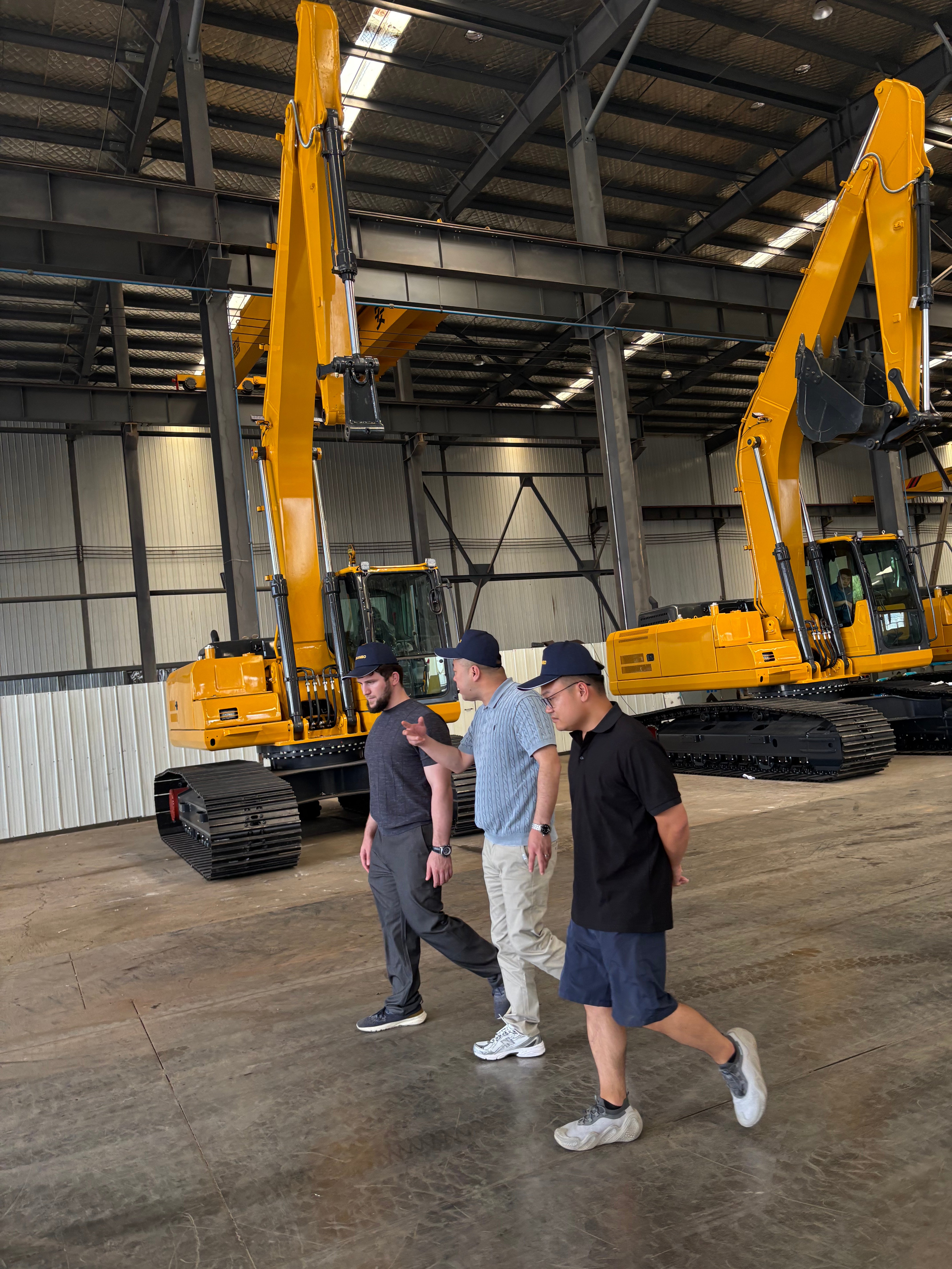 Overseas Customer Site Visit | Russian Clients Visit Shanbo Construction Machinery for In-depth Negotiation on Excavator & Bulldozer Orders