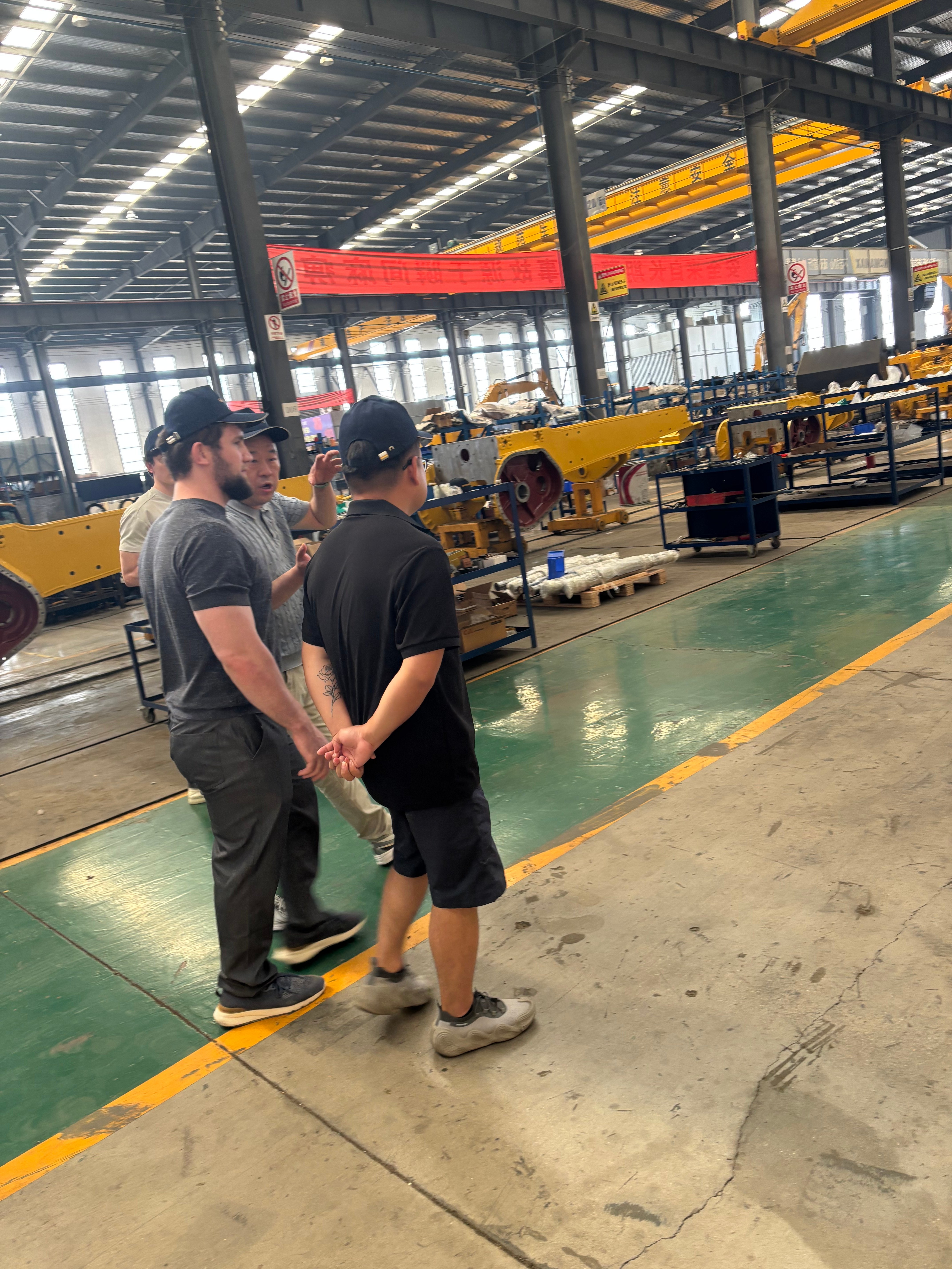 Overseas Customer Site Visit | Russian Clients Visit Shanbo Construction Machinery for In-depth Negotiation on Excavator & Bulldozer Orders