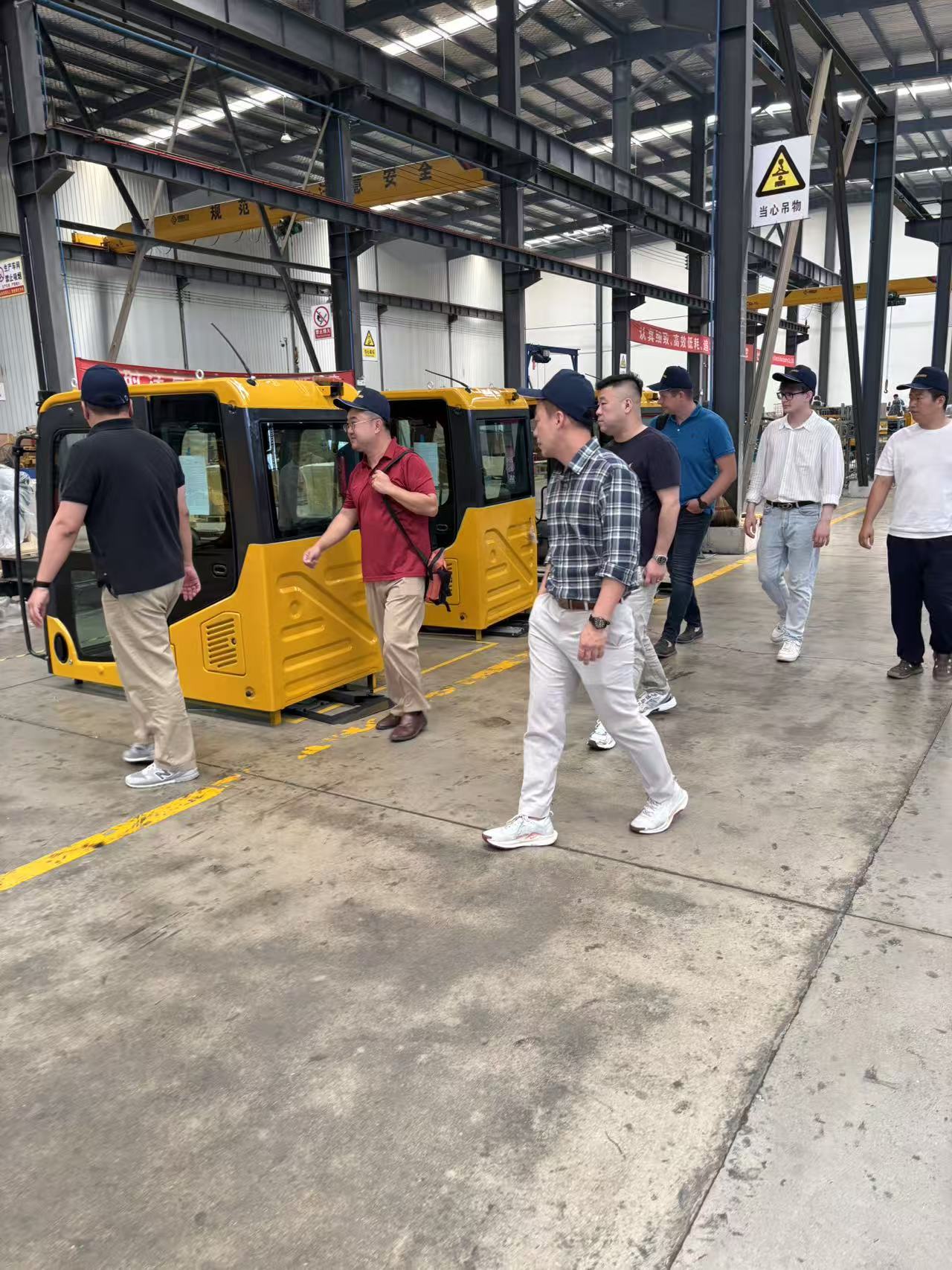 Velkommen til kunder fra Trinidad og Tobago til et besøg på stedet | Succesfuld underskrivelse af ordre på 5 gravemaskiner