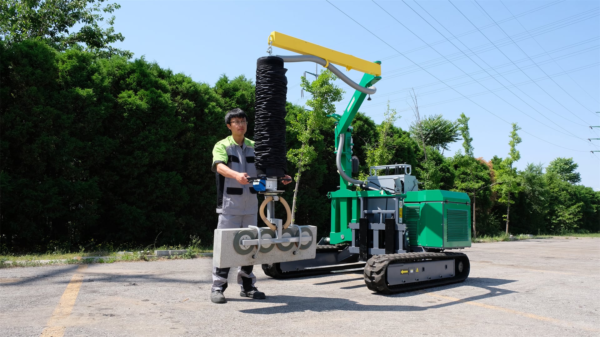 CVP130 Crawler Self-Propelled Vacuum Lifter – Curbstone Construction Site