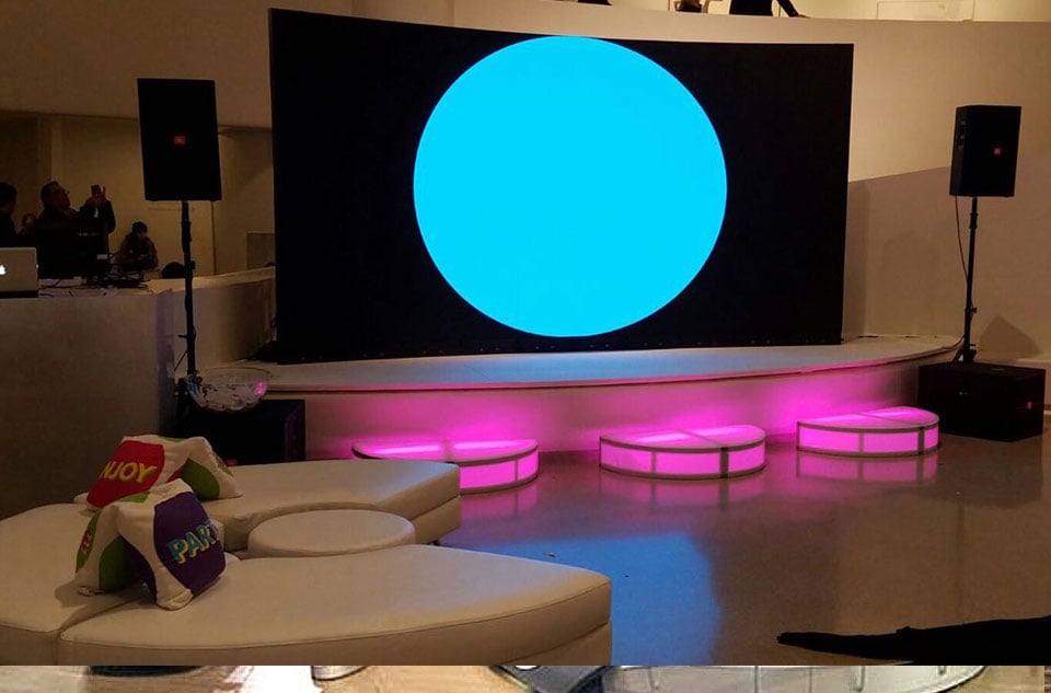 Per gli spazi espositivi indoor, scopri il display LED ideale per un'esposizione affascinante