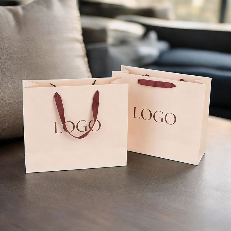 Maßgeschneiderte luxuriöse Einkaufs- und Geschenkverpackungs-Papiertaschen für Bekleidung mit Ihrem eigenen Logo