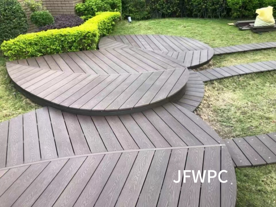 مشروع توريد ألواح WPC منحنية: حل حديث لتصميم المناظر الطبيعية الخارجية