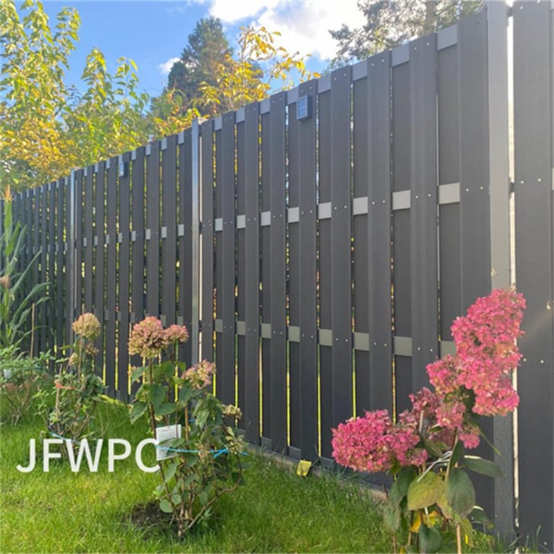 ملاذ حديقي عصري بُني باستخدام سياج مركب من شركة JFWPC