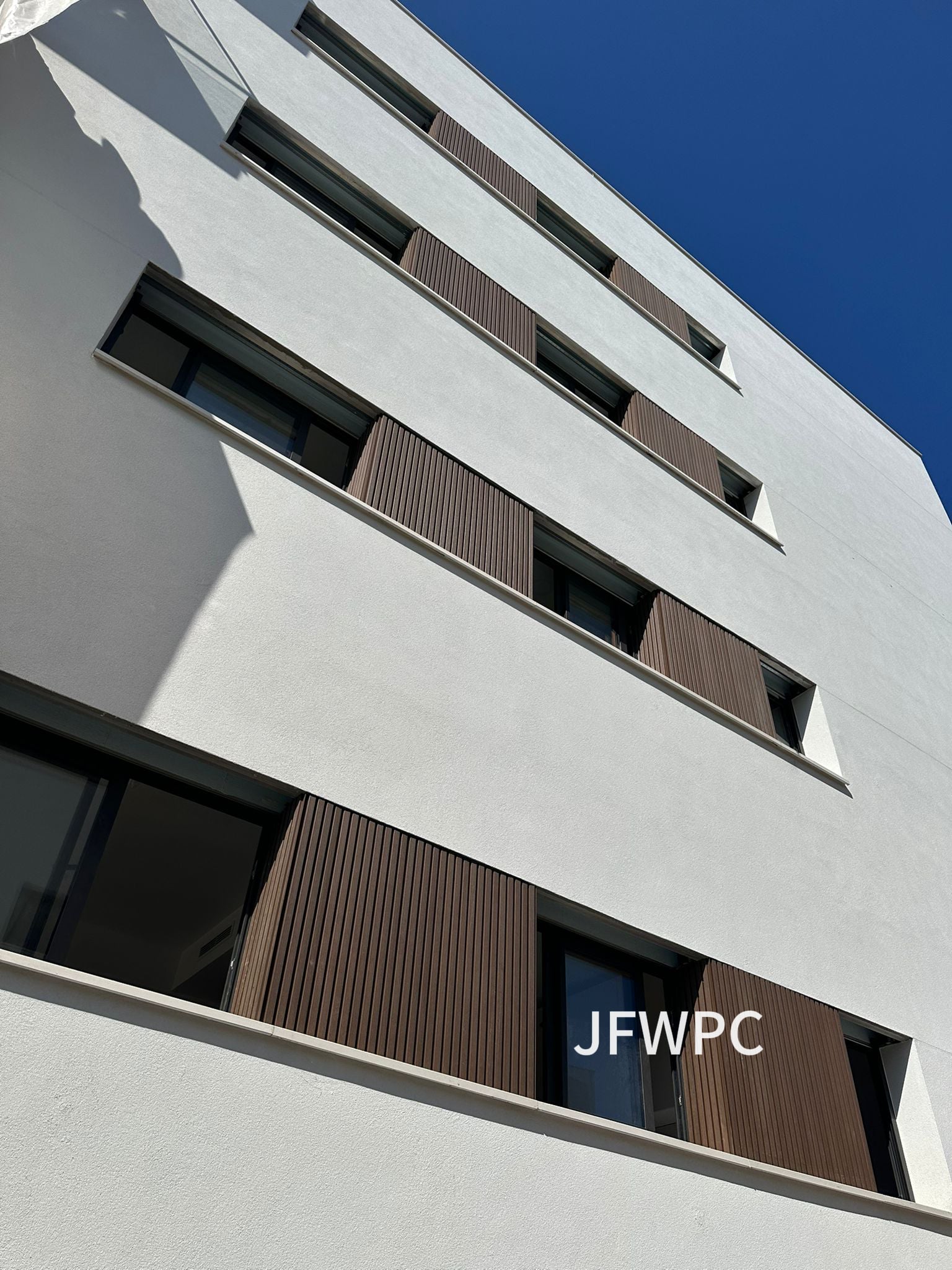 التجليد الخارجي للجدران المصنوع من مادة WPC المستخدمة في تصميم المباني السكنية
