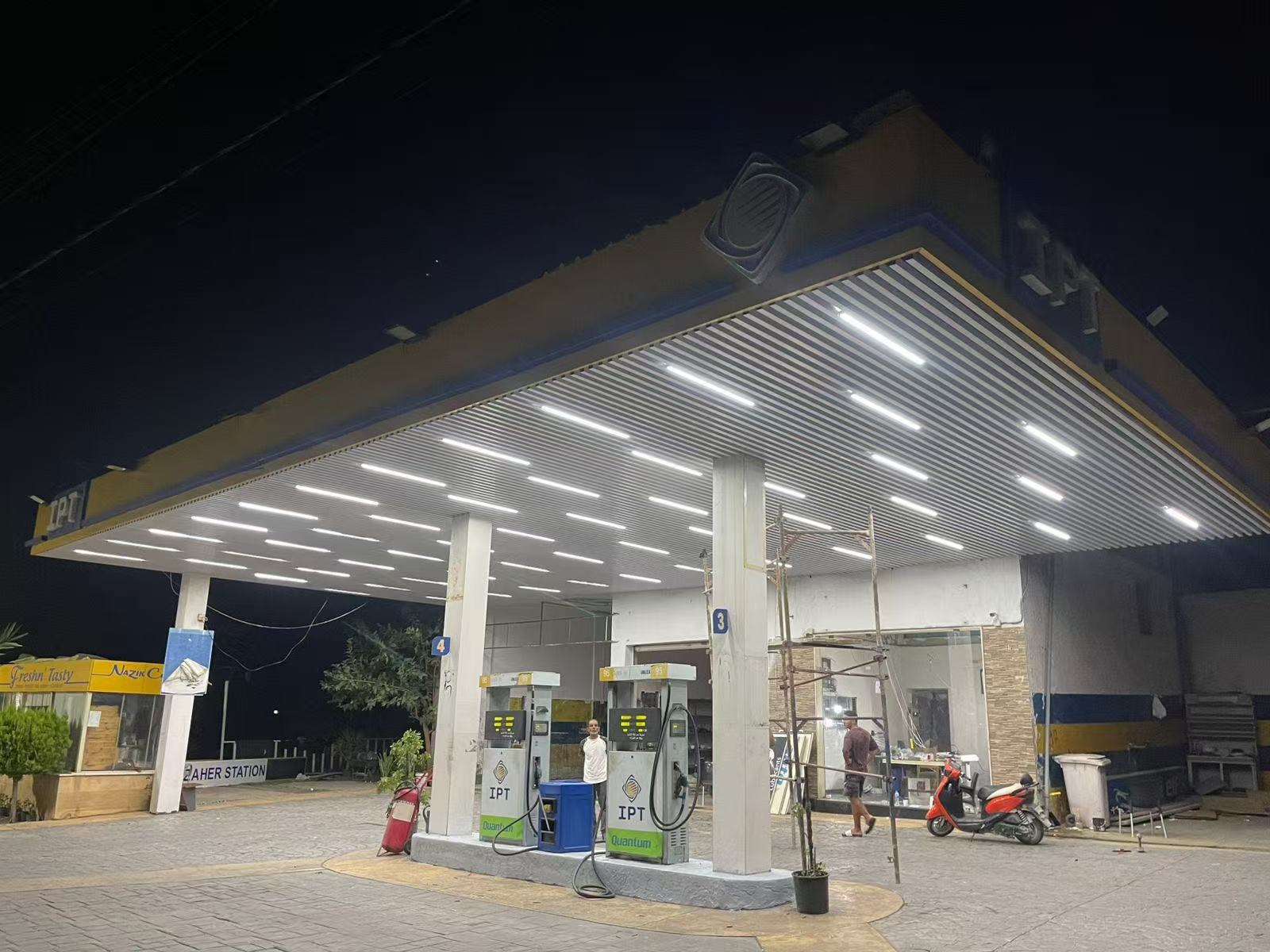 Wind-Resistant Aluminum Strip Ceiling for Gas Station Canopies vs. Fireproof Aluminum Ceiling Panels for School Corridors: Two Real Project Cases