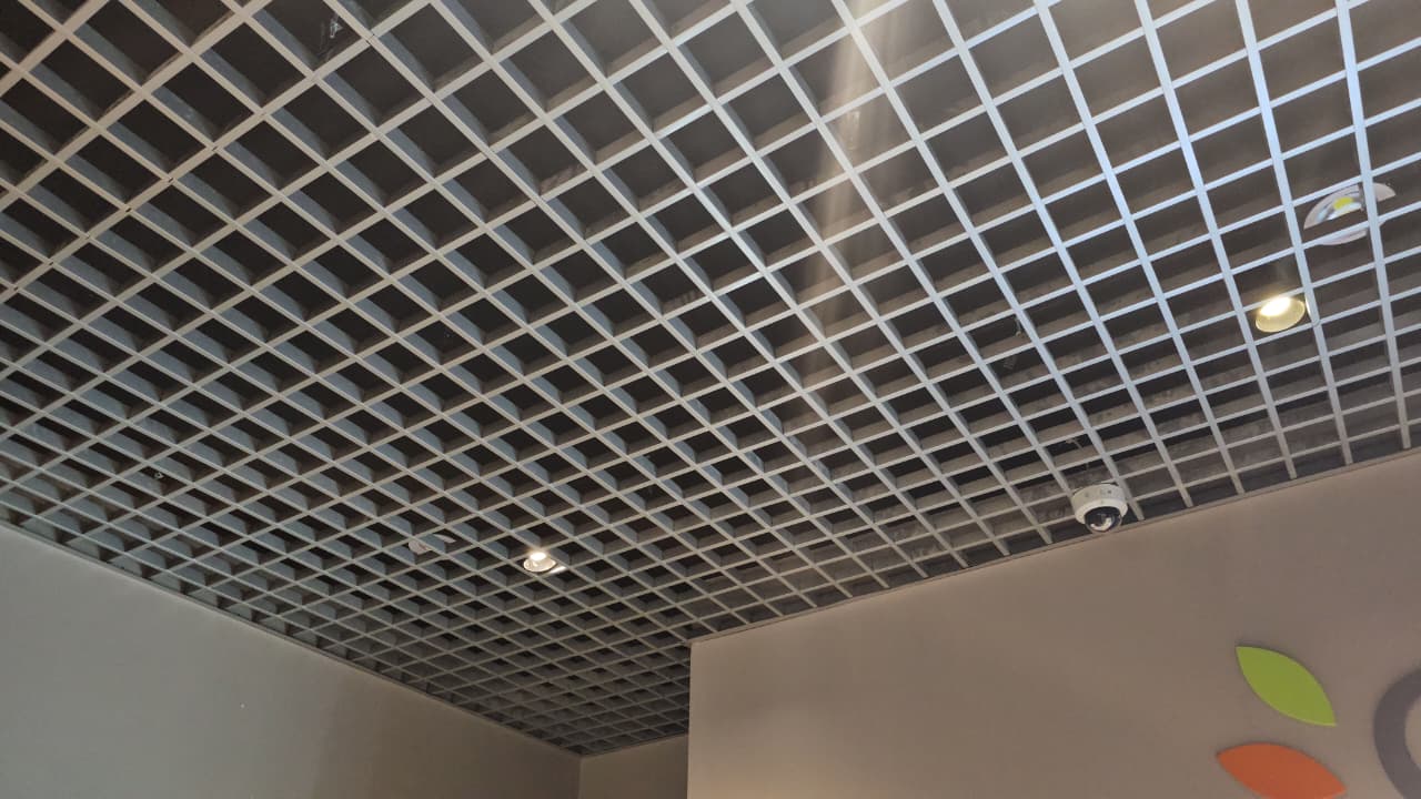 Open Cell Ceiling vs Baffle Ceiling for Commercial Spaces