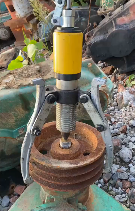 On-site photo of a hydraulic puller