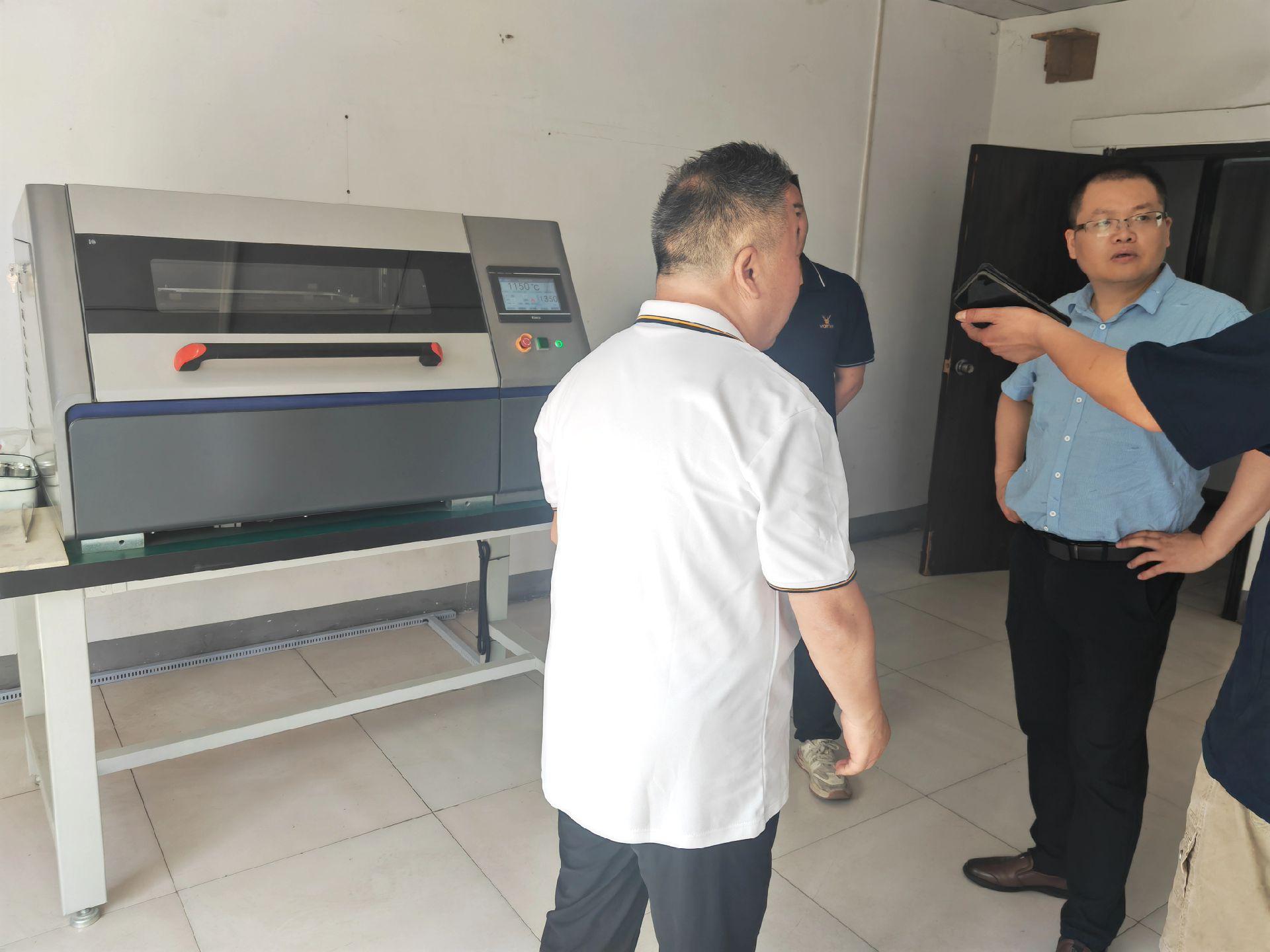 X-ray fluorescence spectrometers use standard samples for energy calibration